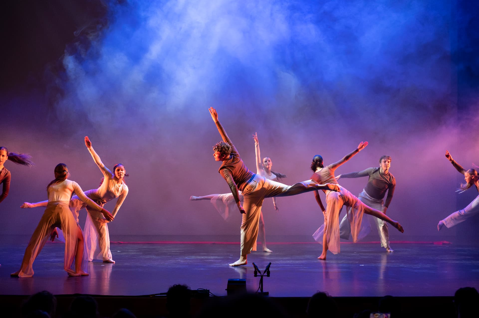 Dansers op het podium bij Dansschool MBition