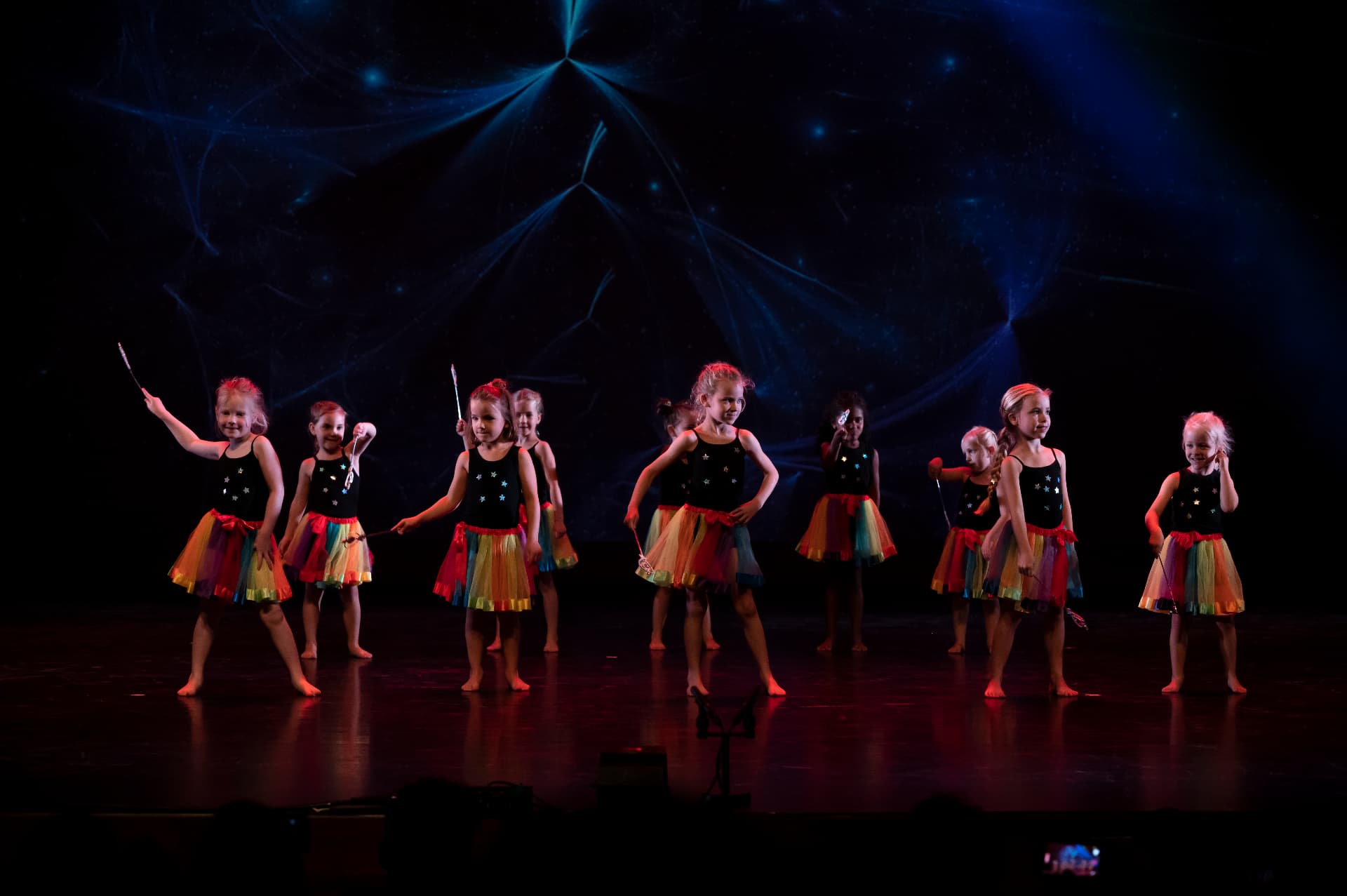 Kinderen dansen op het podium bij Dansschool MBition